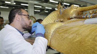 مدير بالمتحف الكبير يعلن موعد انتهاء ترميم تابوت الملك توت عنخ آمون 