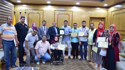 تكريم طلاب جامعة بني سويف المشاركين في أسبوع شباب الجامعات لمتحدي الإعاقة (صور)