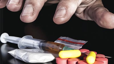 التحقيق مع عاطل لاتجاره في الأقراص المخدرة في الوراق