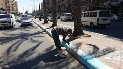 استمرار أعمال الصيانة وأعمدة الإنارة ودهان شوارع السويس (صور)