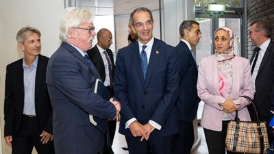  وزير الاتصالات يبحث مع 