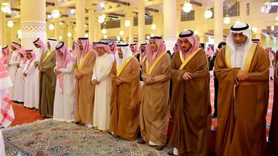 أمير الرياض يؤدي صلاة الميت على الأميرة شروق بنت بندر بن فهد
