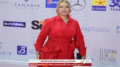 توافد النجوم على السجادة الحمراء قبل انطلاق الحفل الموسيقي بمهرجان الجونة (صور)