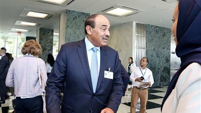 مسؤولون يزورون جناح 