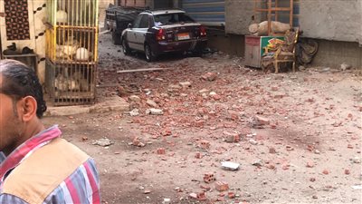 إصابة شخص وتهشم 3 سيارات في انهيار جزئي لعقار بالمنصورة 