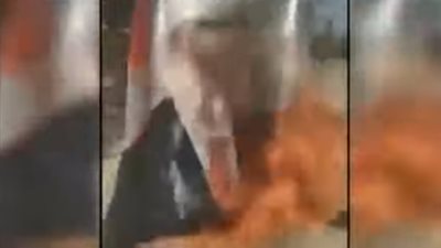 شاهد.. السوريون يحرقون صورة 