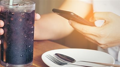 تحذير خطير.. كوبان من المشروبات الغازية يومياً يسببان الوفاة المبكرة