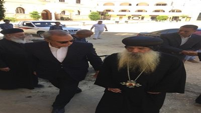 بعد تعرضه لوعكة صحية.. تفاصيل زيارة محافظ قنا لأسقف نجع حمادي 