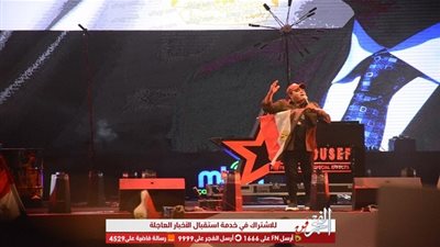 محمد فؤاد يشعل احتفالات المنصة بأغنية 