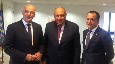 شكري يطلع وزيري خارجية قبرص واليونان على آخر مستجدات مفاوضات سد النهضة 