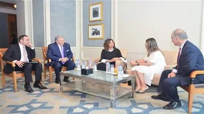 وفد يوناني يبحث مع وزيرة الهجرة إطلاق 