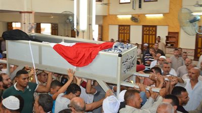 الآلاف من أهالي الغربية يشيعون جثمان شهيد شمال سيناء (صور)