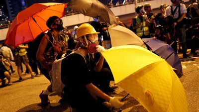 شرطة هونج كونج تطلق الغاز المسيل للدموع وخراطيم المياه لوقف الاحتجاج