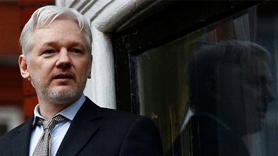 والد جوليان أسانج يؤكد: يقضي نحو 23 ساعة في اليوم في حبس انفرادي قذر