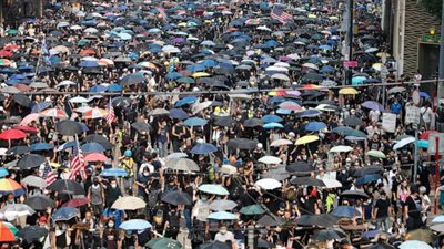 الشرطة تستخدم خراطيم المياه لتفريق المحتجين في هونج كونج