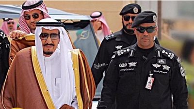 شاهد.. الظهور الأخير للواء عبدالعزيز الفغم مع الملك سلمان قبل وفاته  