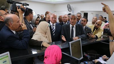 وزير التموين ومحافظ القاهرة يفتتحان مكتب مدينة نصر (صور)