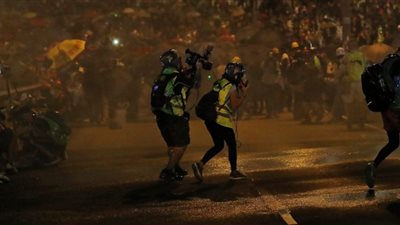 تجمع المئات من المواطنين في هونج كونج قبل احتفالات اليوم الوطني للصين