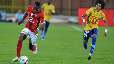 الجماهير تضرب لاعب الأهلي الهارب وتتسبب في جروح بالوجه