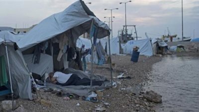 مقتل شخص جراء حريق واشتباكات في مخيم المهاجرين اليوناني المزدحم في ليسبوس