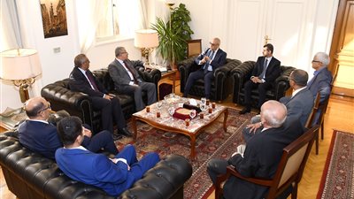  وزير الإسكان يلتقى وفداً عمانياً لعرض التجربة المصرية فى تخطيط وإنشاء المدن الجديدة