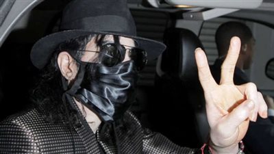 حارس مايكل جاكسون يكشف السر وراء أقنعة 