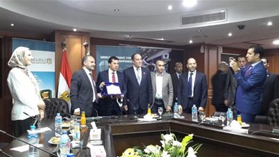 الحسينى يهدي وزير الشباب والرياضة البطاقة الأولى لبطولة العالم للسلاح للرواد