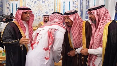 خادم الحرمين يستقبل عائلة الفغم ويقدم التعازي في الفقيد (صور)