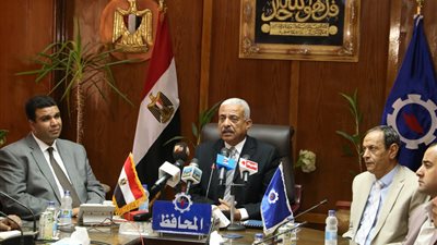 صقر يعلن السويس بدون عشوائيات خلال عام (صور)