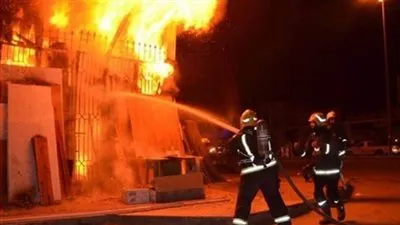 عاجل.. نشوب حريق هائل بمعرض بلاستيك بفارسكور دمياط 