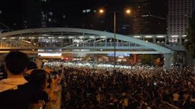شوارع هونج كونج تتحول لساحة معركة في اليوم الوطني للصين