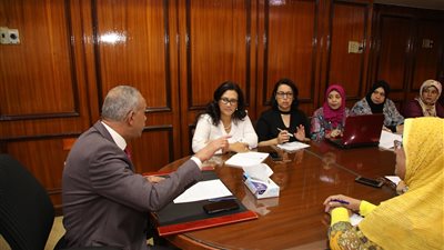 تحويل مدارس المجتمعية إلى متطورة وتجريب السيدات في قنا على مهارات العمل