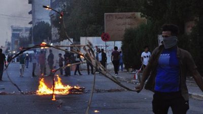 محتجون عراقيون يحرقون نقطة تفتيش أمنية في بغداد