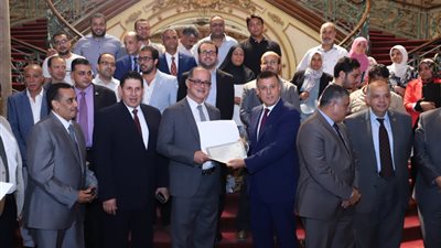 رئيس جامعة عين شمس يكرم 41 من المشاركين بقافلة التنمية الشاملة بالبحر الأحمر