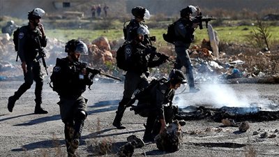 وقوع عشرات الإصابات خلال مواجهات مع جيش الإحتلال شرق البيرة