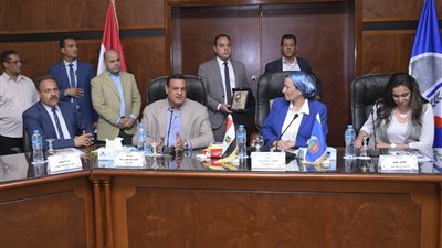 تفاصيل اجتماع وزير البيئة مع الإداريين والعاملين بجهاز البحيرة (صور)