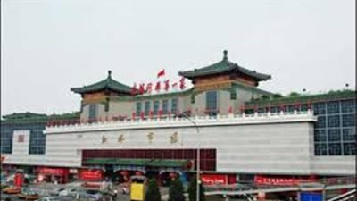 المتظاهرون بهونج كونج يستهدفون شركات البر الرئيسي والمؤيدة لبكين 