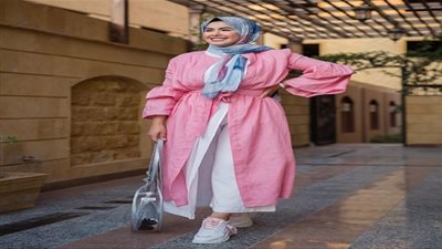 أفكار لارتداء اللون الزهري هذا الشهر