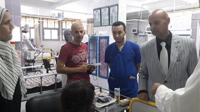 وكيل صحة الشرقية يتفقد الحالتي المصابين باشتباه تسمم بسبب وجبة 