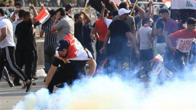 متظاهرون عراقيون يقتحمون مقار 3 محافظات وسط هتافات ضد إيران