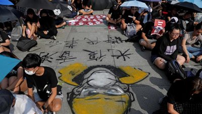 محكمة هونج كونج تنظر في قضية الاعتداء على طالب مراهق برصاص الشرطة