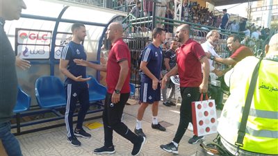 أيمن المزين يقدم هدية تذكارية لمدرب بيراميدز