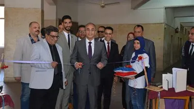رئيس جامعة الزقازيق يفتتح معرض الأنشطة الطلابية بكلية الآداب ويلتقي بالطلاب