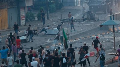 قوات الأمن تستخدم الغاز المسيل للدموع لتفريق المتظاهرين في بغداد