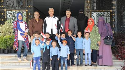 طلاب مدرسة المنطقة الصناعية بالمنوفية يهنئون المحافظ بذكرى نصر أكتوبر