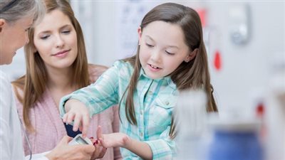 كثرة شرب المياه.. أعراض شائعة تنبهك بإصابة طفلك بالنوع الأول من 