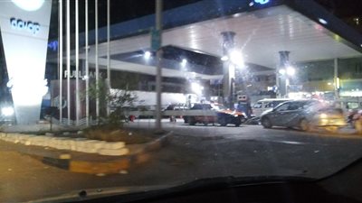 بدء تطبيق قرار خفض أسعار البنزين بمحطات الوقود بالبحر الأحمر (صور) 