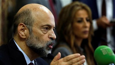 رئيس الوزراء الأردني يعتذر عن أي انتقاص من كرامة المعلم
