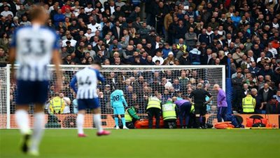 إصابة خطيرة لحارس توتنهام تتسبب في هدف فضيحة لبرايتون (فيديو)