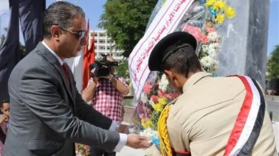 محافظ سوهاج يضع إكليل الزهور على النصب التذكاري احتفالاً بذكرى نصر أكتوبر 